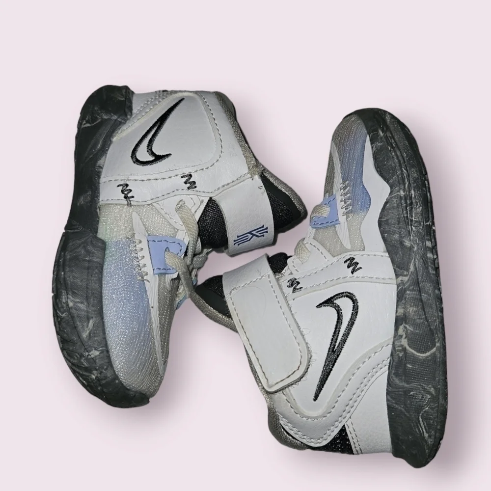 Nike Kyrie 8 Sneakers boys 5C White Iron Grey-Light Marine